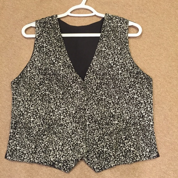 ⭐️Black and white vest