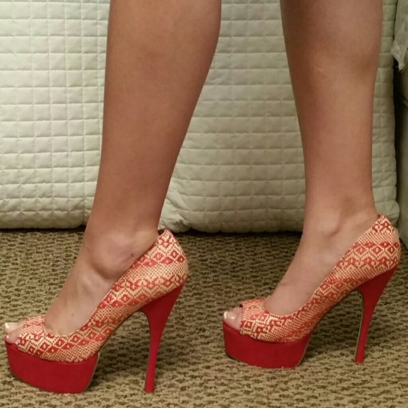 Red/beige peep toe pumps