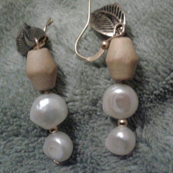 Handmade Freshwater Pearl Earrings w Leaflets - Picture 3 of 4