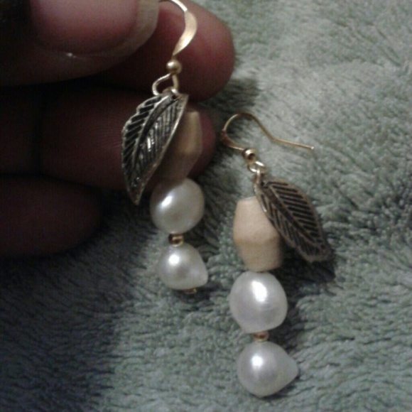 Handmade Freshwater Pearl Earrings w Leaflets - Picture 4 of 4