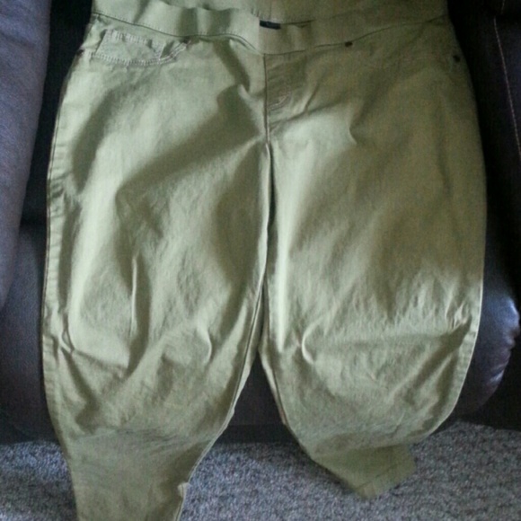 4 pair of new pants sizes 14/15/16/18 woman's