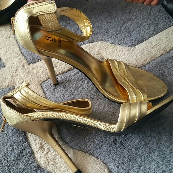 Gold heels - Picture 2 of 2