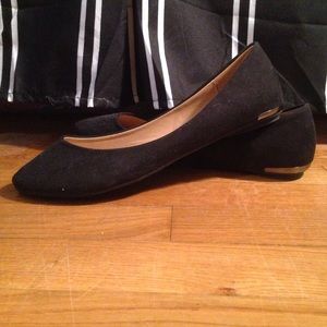 Cute black flats!