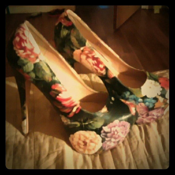 NWOT Beautiful Floral Heels sz10