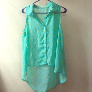 Cross patterned, flowy top! Must go!!