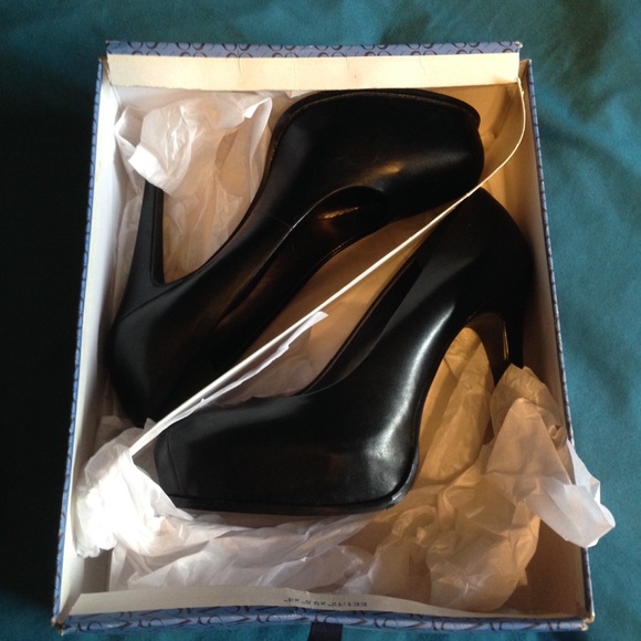 Vera Wang black pumps