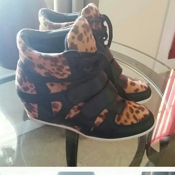 Super cute leopard wedge