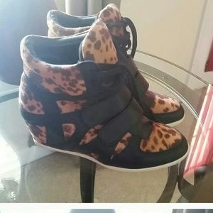 Super cute leopard wedge