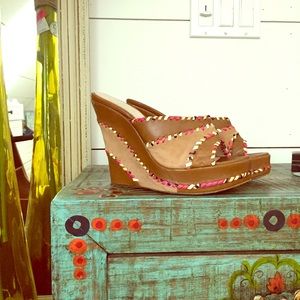 Emilio Pucci wedges worn twice ! Size 6.5🎈