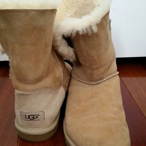 Short beige Ugg bailey button boots