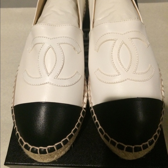 ✨SOLD✨CHANEL 15S WHITE W/BLACK CAPTOE LEATHER E - Picture 2 of 3