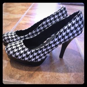 Kenneth Cole Houndstooth Pumps