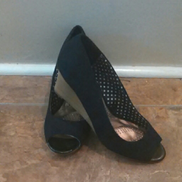 Black peep-toe wedges