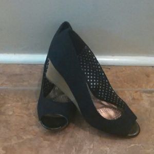 Black peep-toe wedges