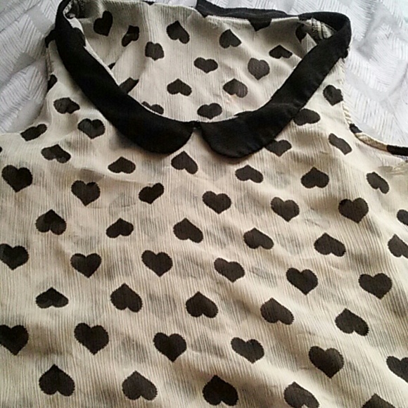 Collar. Sleeveless shirt.