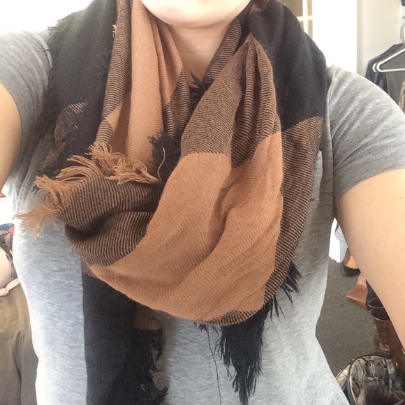 Large brown and black checkered scarf - Picture 2 of 2