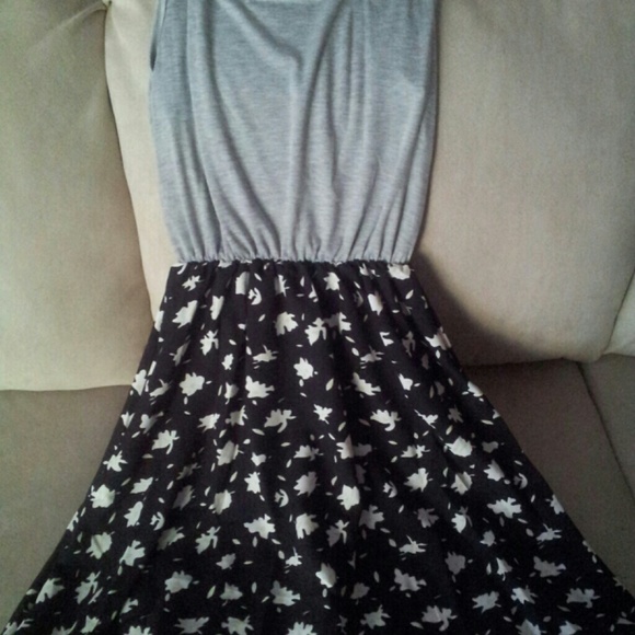 Dresses - Picture 3 of 3