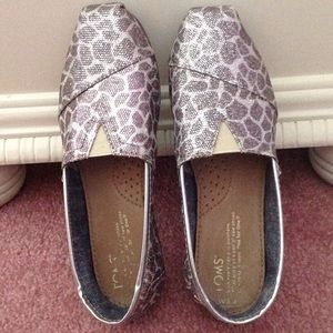 Womens 5.5 toms shoes