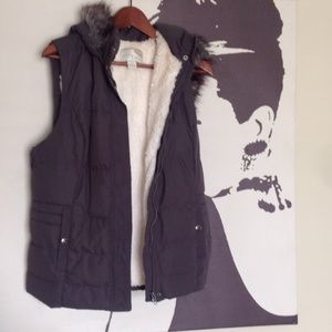 (NWOT) grey faux fur trimmed vest