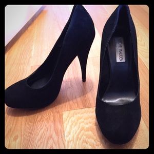Black Steve Madden Suede Pumps! 🎀