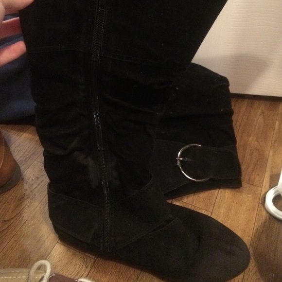 Black boots - Picture 2 of 4