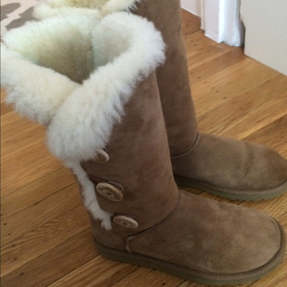 Sold!! 3 Button Bailey UGG boots - size 7 - Picture 2 of 4