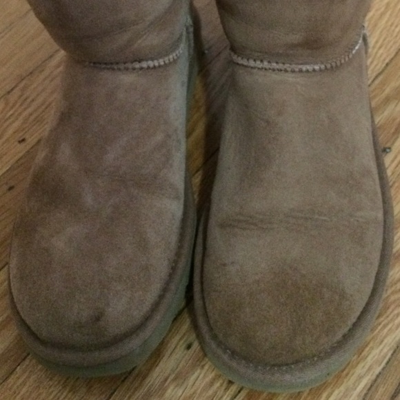 Sold!! 3 Button Bailey UGG boots - size 7 - Picture 3 of 4