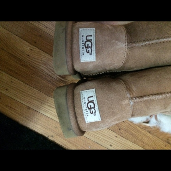 Sold!! 3 Button Bailey UGG boots - size 7 - Picture 4 of 4