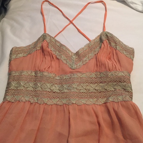 🎉HOST PICK! 🎉Beautiful coral & gold lace dress!