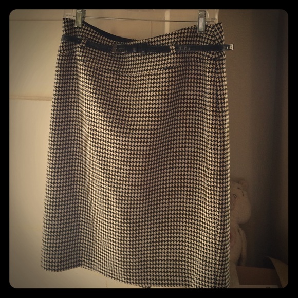 Houndstooth pencil skirt