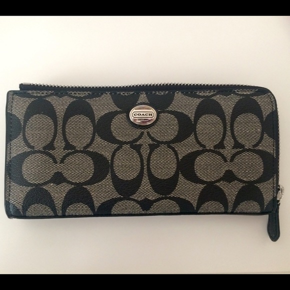 HUGE PRICE DROP ❗️ NEW Coach L-Zip Wallet in Logo