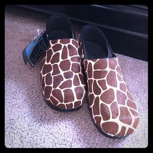 Clogs with giraffe print