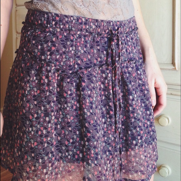 Floral printed skirt.