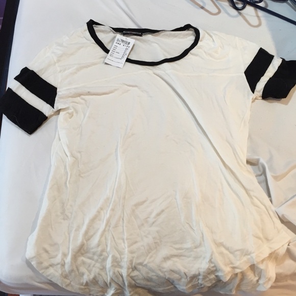 BRANDY MELVILLE TEESHIRT