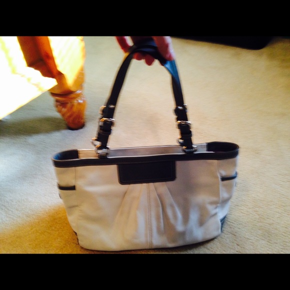 Coach bag ⭐️SOLD! ⭐️ - Picture 2 of 3