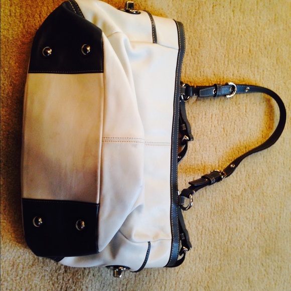 Coach bag ⭐️SOLD! ⭐️ - Picture 3 of 3