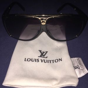 Sunglasses in black LV