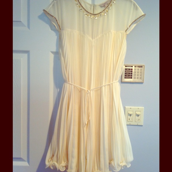 Gorgeous Ted Baker dress silk cream color size 4