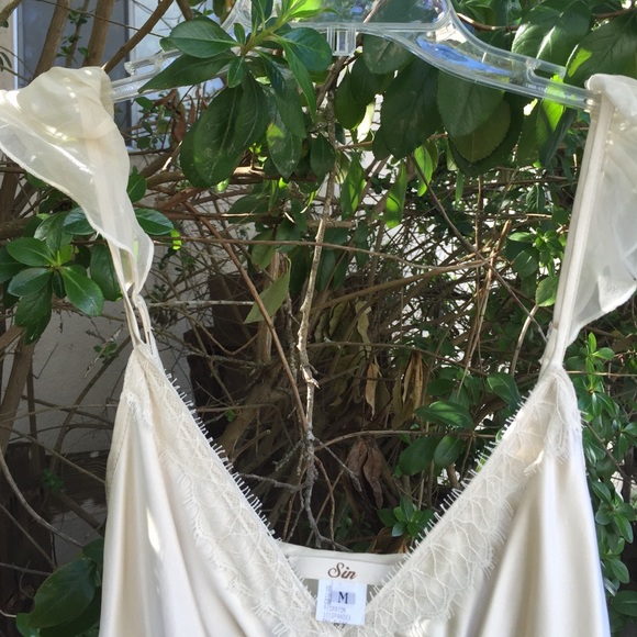 White Top - Picture 2 of 4