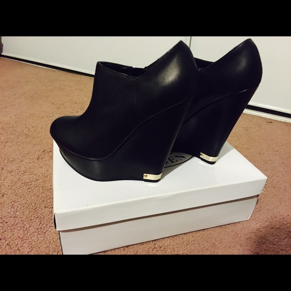 Never worn Steve Madden botties