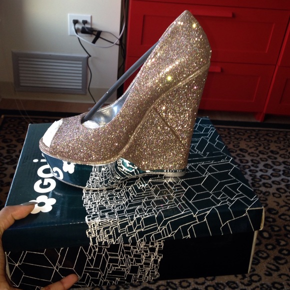 Open toe wedged shoes