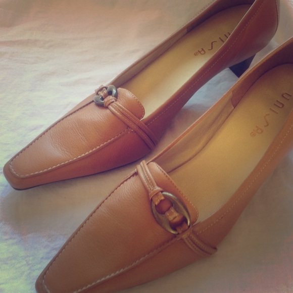 A great pair of Unisa dress shoes!