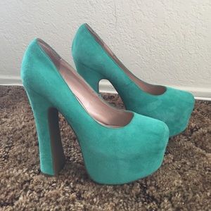 Turquoise heels for the daring!