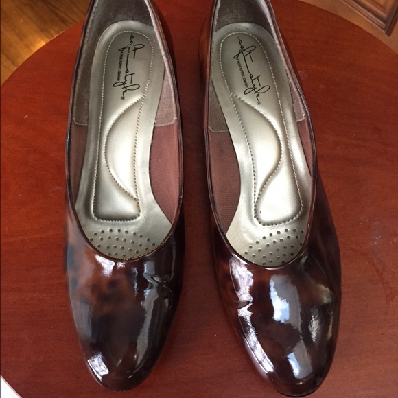 Soft style brown  patent shoes - Picture 2 of 4