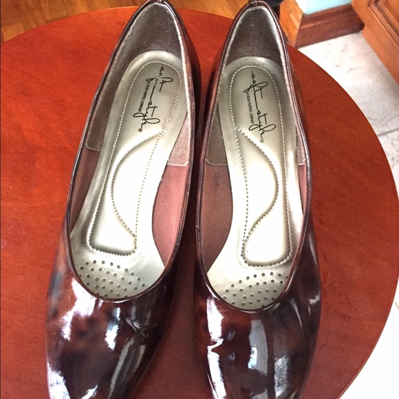 Soft style brown  patent shoes - Picture 3 of 4