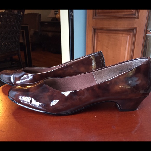 Soft style brown  patent shoes - Picture 4 of 4