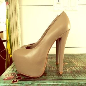 Taupe mega-platforms! COMFY size 7