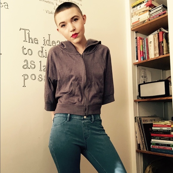 Common threads wing zipper top