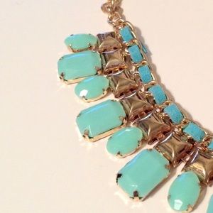 Beautiful statement necklace 💚