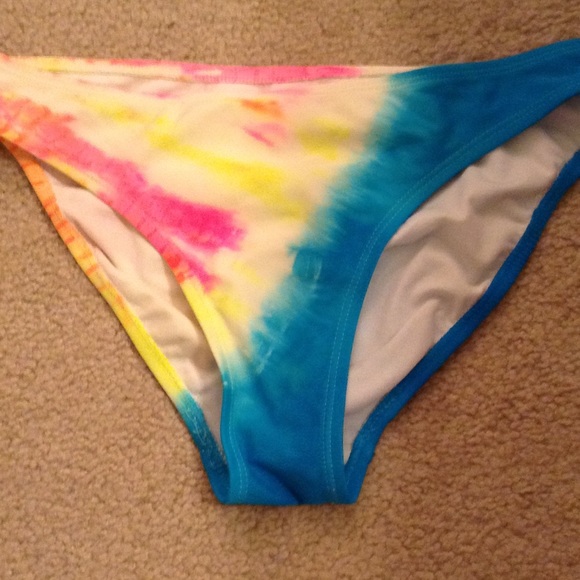 SOLD ON Ⓜ️erc🚫tie Dye bikini - Picture 3 of 3